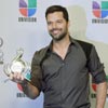 Ricky Martin recuerda emocionado sus raíces en el homenaje de los premios Lo Nuestro a su carrera