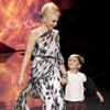 Kingston, hijo de Gwen Stefani, ¡al trabajo con mamá!