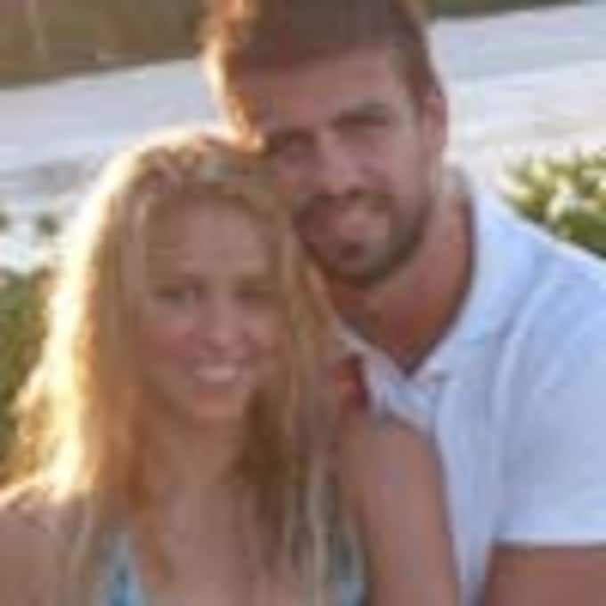 Shakira publica una foto con Gerard Piqué en Facebook y Twitter: 'Les presento a mi sol'