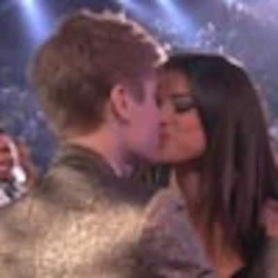 Un efusivo Justin Bieber celebra con Selena Gómez su podium en los premios Billboard