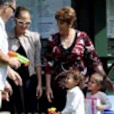 Jennifer López con su madre y sus hijos, tres generaciones de paseo por el parque