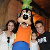 David Bustamante y Paula Echevarría, como niños con su hija Daniella en Disneyland París