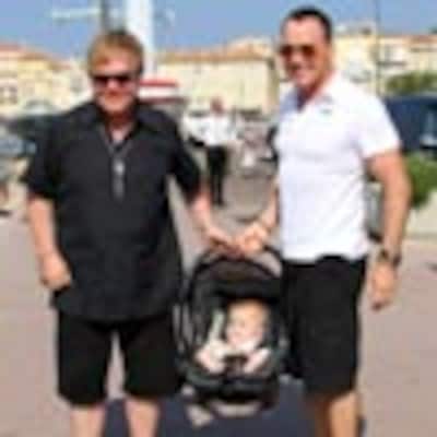Elton John y David Furnish, con su hijo Zachary, de vacaciones con el actor Neil Patrick Harris y sus mellizos en Saint Tropez