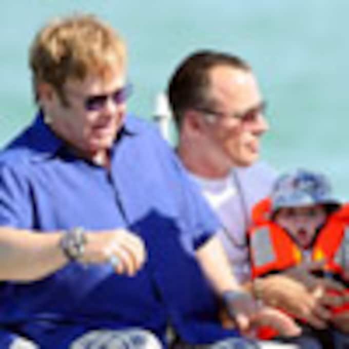 Elton John y David Furnish navegan con su hijo, Zachary, por aguas de Saint Tropez
