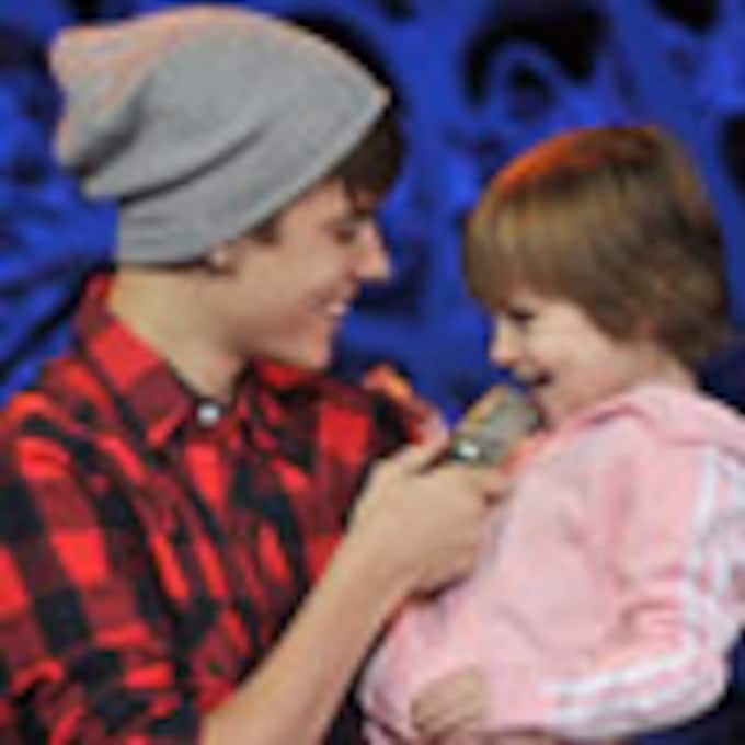 Justin Bieber comparte escenario con su hermana de 4 años para celebrar su vuelta a casa por Navidad