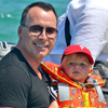 Zachary, hijo de Elton John y David Furnish, un gracioso marinerito en Saint Tropez