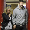 Subida a sus tacones y en su sexto mes de embarazo, Shakira reaparece junto a Piqué en un cine de Barcelona