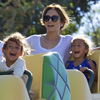 Jennifer López, en chándal pero sin perder el glamour, disfruta de un divertido día en Disneyland junto a sus hijos 