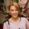 Kylie Minogue pone al mal tiempo buena cara y reaparece luciendo sonrisa tras su ruptura con Andrés Velencoso