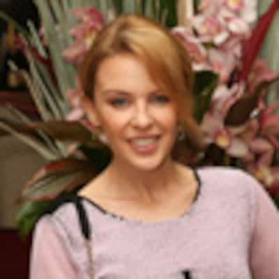 Kylie Minogue pone al mal tiempo buena cara y reaparece luciendo sonrisa tras su ruptura con Andrés Velencoso