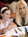 Donatella Versace volcada con los niños más necesitados