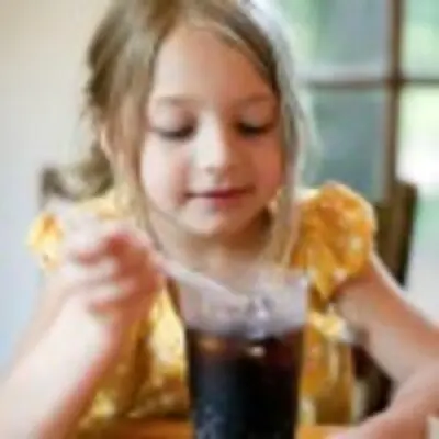 ¿Cómo afectan las bebidas azucaradas al comportamiento de los niños?