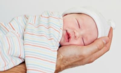 ¿Por qué los bebés nacen de noche?