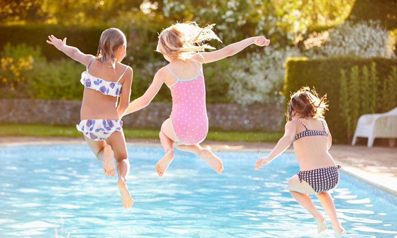10 consejos para que los niños disfruten de la piscina con seguridad este verano