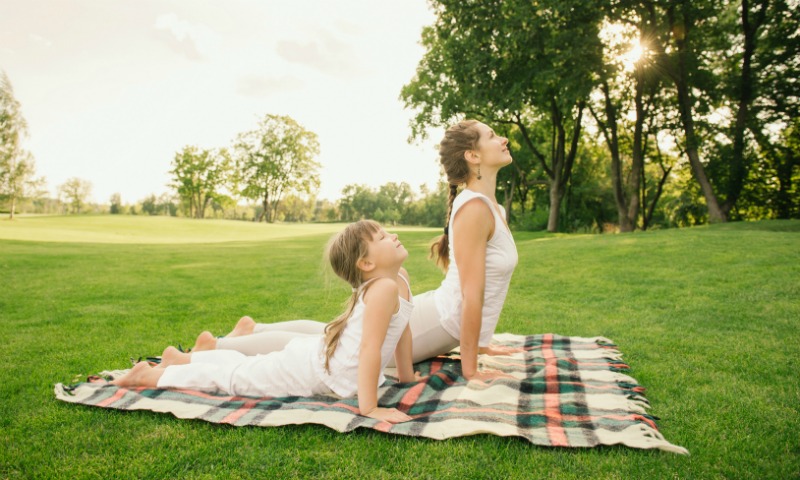 Las 'yogi moms' que están revolucionando la manera de practicar yoga con los 'peques'