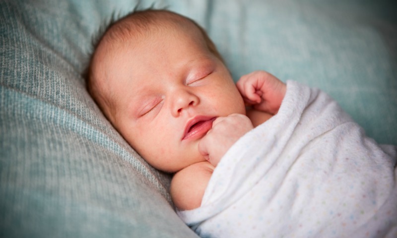 Cómo sobrevivir a una noche sin dormir cuando tenemos un bebé en casa