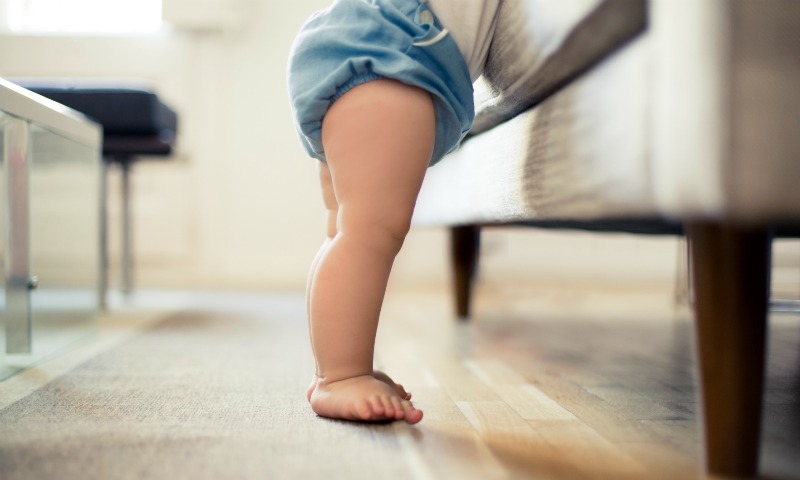 Por qué es importante que anclemos los muebles a la pared cuando tenemos un bebé en casa