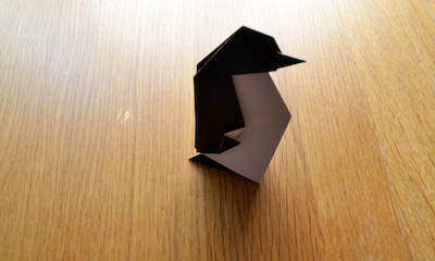 Comparte tiempo con tus hijos enseñándoles a hacer un pingüino de papel, ¡es facilísimo!
