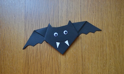 Manualidades fáciles: Decora tu casa en Halloween con estos murciélagos de cartulina