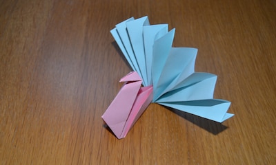 Inicia a tu hijo en la técnica del origami con este precioso pavo real