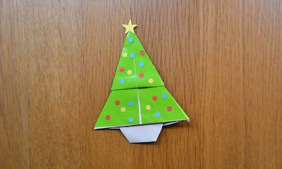 Un precioso árbol de Navidad de papel para fomentar el espíritu navideño en los niños