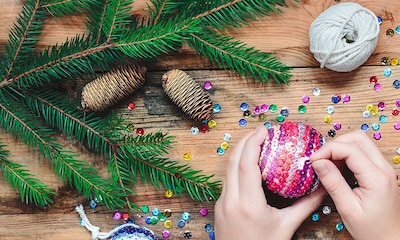 Manualidades de Navidad: Decora tu árbol con bolas de poliespán
