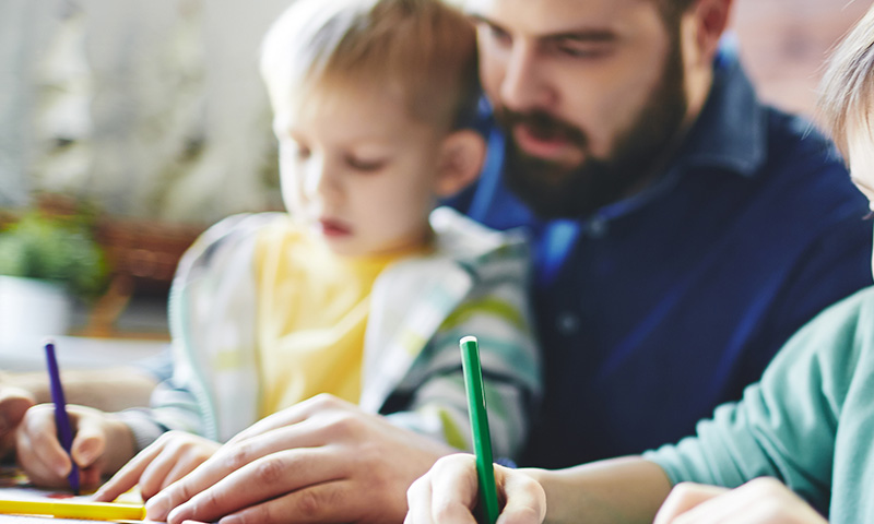 Cuida del medio ambiente y disfruta con tus hijos con estas manualidades con papel de periódico