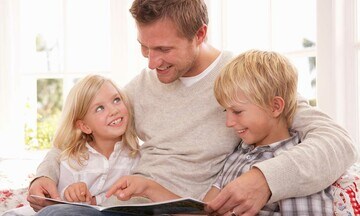 Padre con hijos leyendo