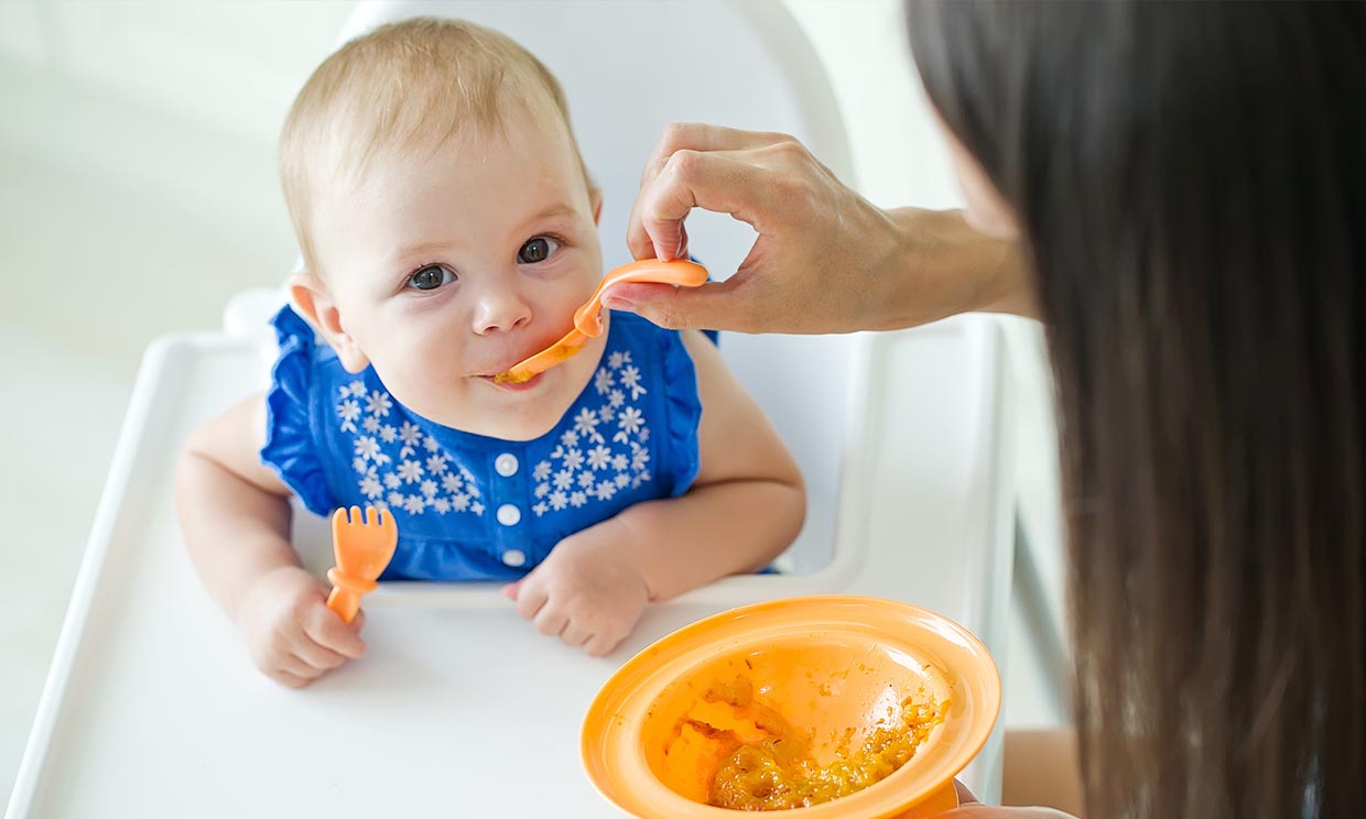 Riesgos de ofrecer comida a los bebés demasiado pronto