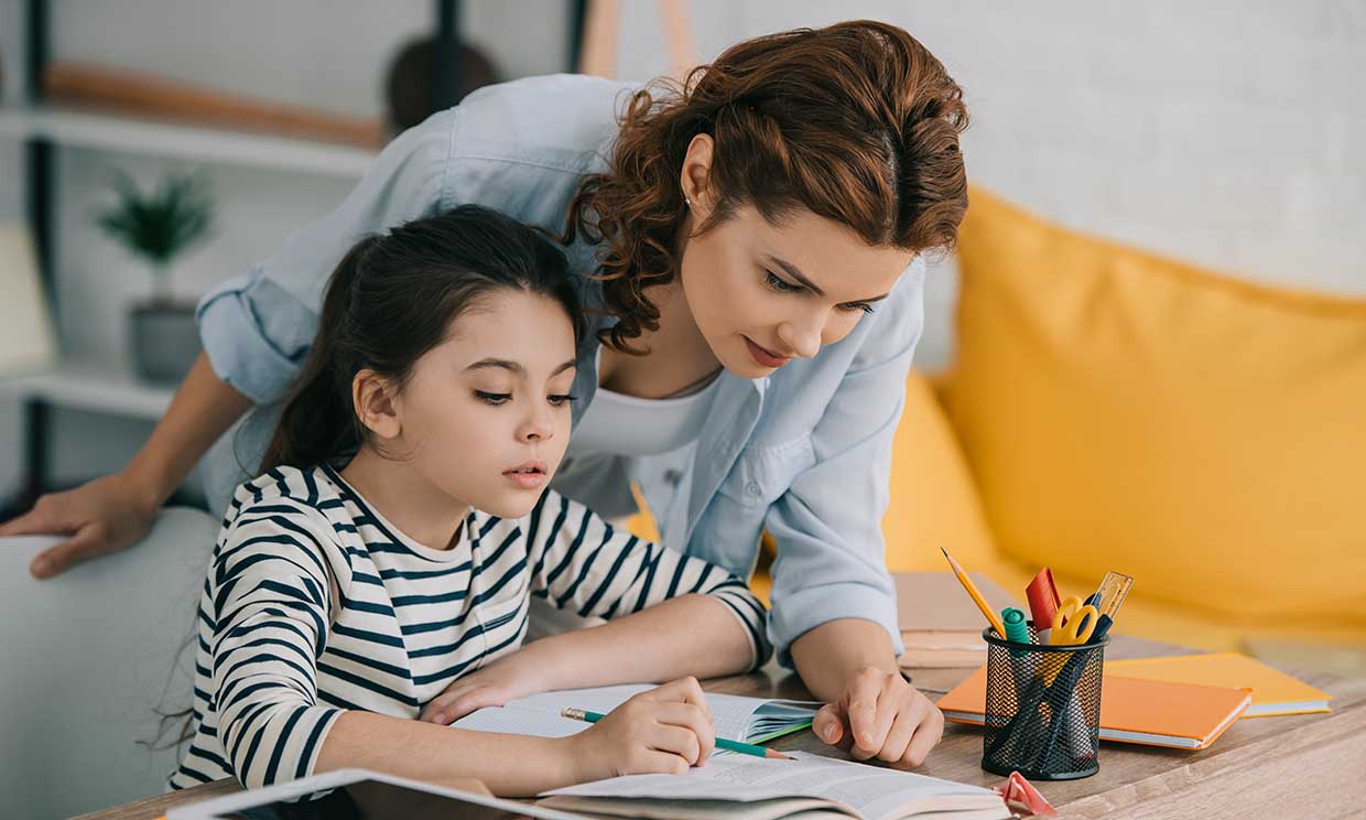 Consejos para convertirte en un ‘profe’ paciente y atento con tus hijos