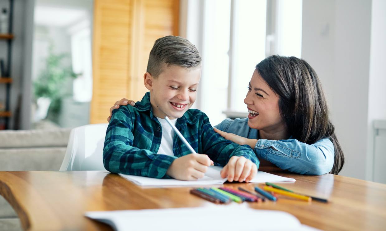 Cómo ayudar a los niños con las tareas del colegio sin perder la paciencia