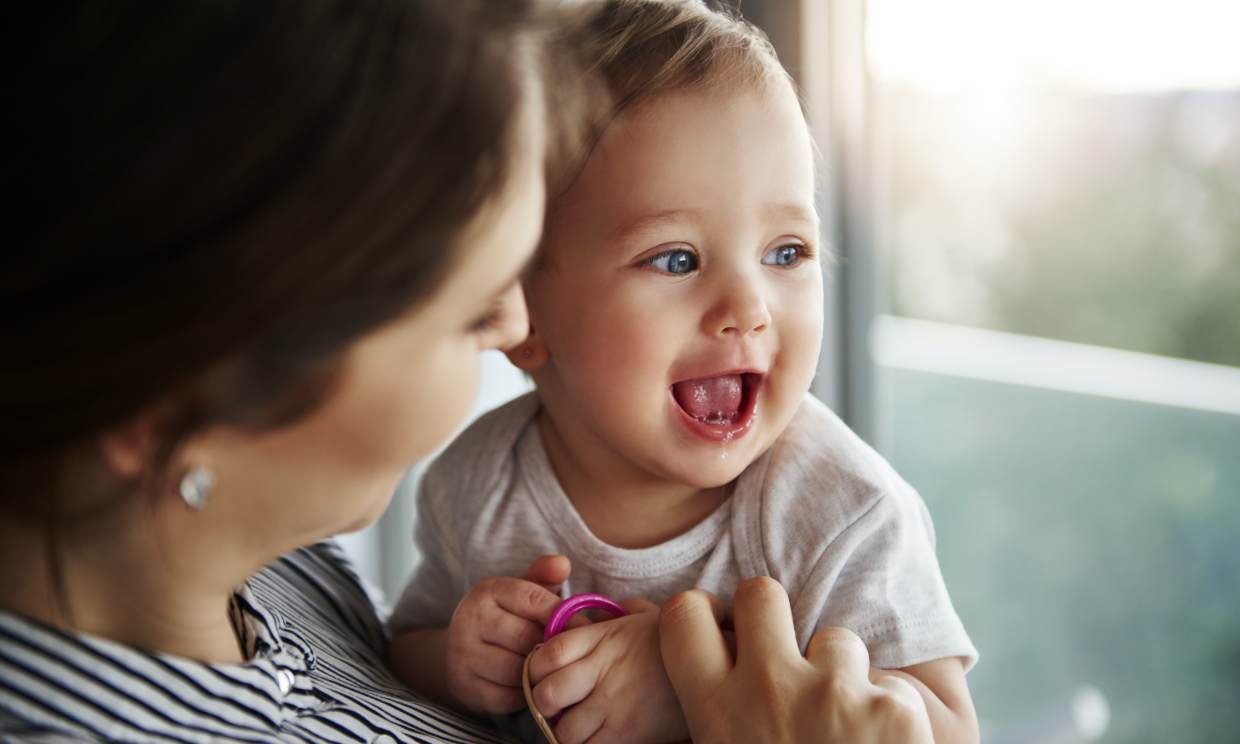 Descubre cómo estimular a tu bebé estos días en casa