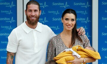 Sergio Ramos y Pilar Rubio con su bebé a la salida del hospital