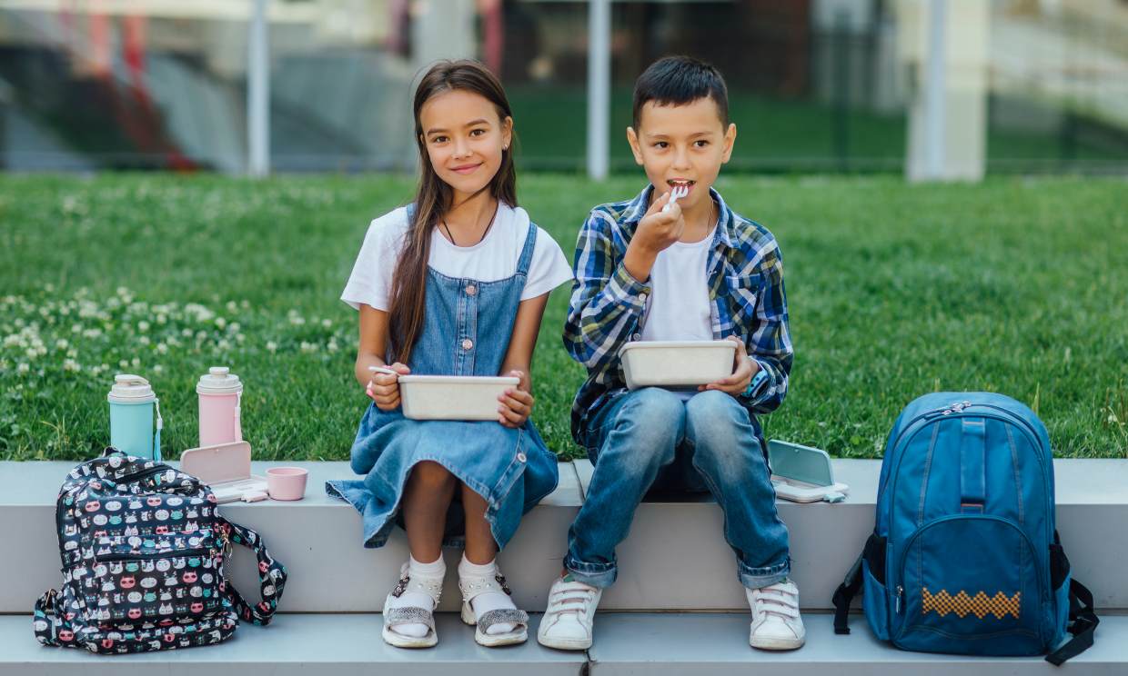 Consejos para que los niños disfruten de unos almuerzos seguros y sanos en el recreo