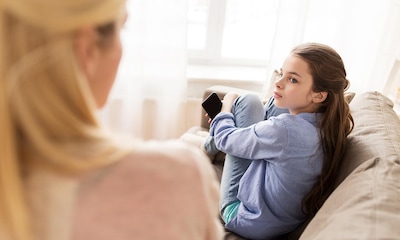 ¿Deberías revisarle el móvil a tu hijo adolescente?