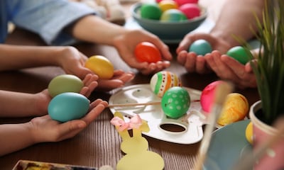 ¿Sabes cómo hacer huevos de Pascua de colores?