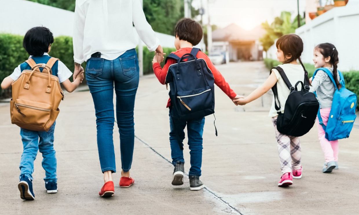 ¿Es recomendable cambiar a mi hijo de colegio?