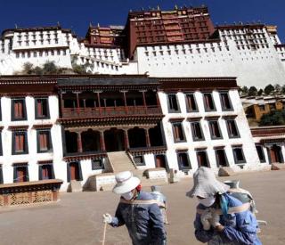 El palacio del Potala, antigua residencia del Dalai Lama, en obras