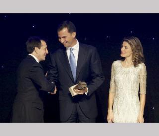 El Príncipes de Asturias preside la entrega de los Premios Jóvenes Empresarios horas antes de volar hacia el Líbano