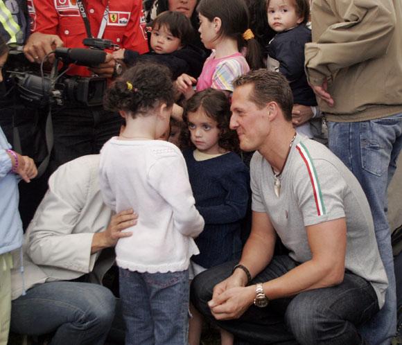 Michael Schumacher visita a los damnificados por el terremoto de Costa Rica