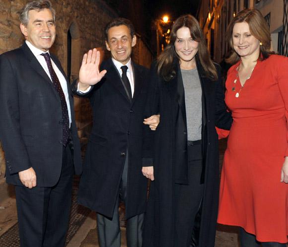 Nicolás Sarkozy y su esposa Carla Bruni comparten mesa con los Brown