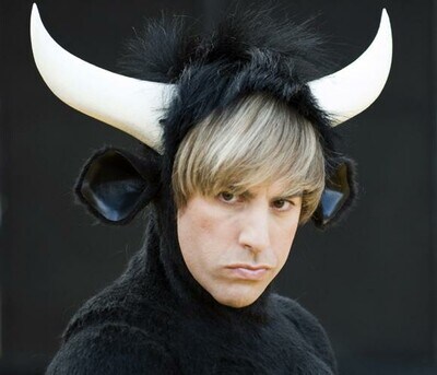 Sacha Baron Cohen se disfraza de toro en Las Ventas