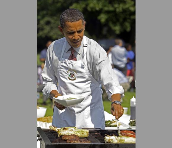 Barack Obama demuestra sus dotes de cocinero en los jardines de la Casa Blanca