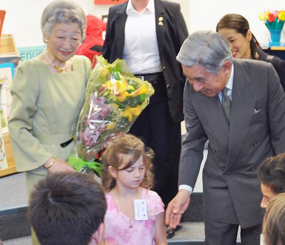 Los Emperadores de Japón visitan un hospital infantil en Toronto