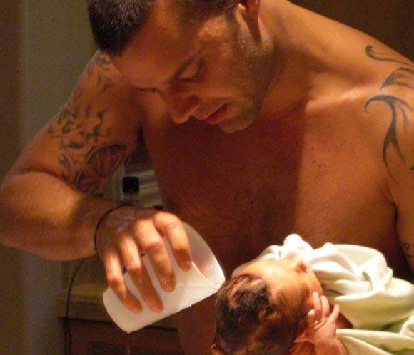 El primer baño de los bebés de Ricky Martin