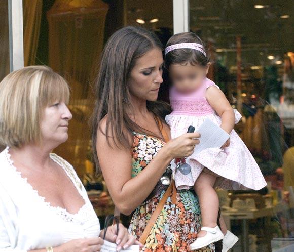 Paula Echevarría, su madre y su hija, tres generaciones de compras por Madrid