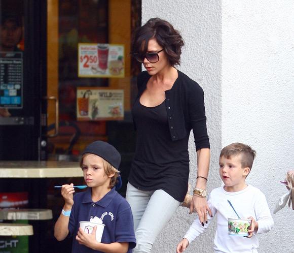 Victoria Beckham disfruta de una divertida tarde en familia