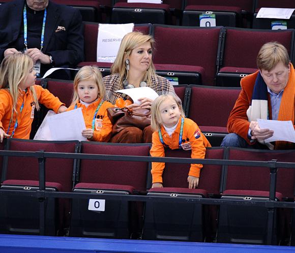 Los Príncipes de Holanda y sus hijas hacen honor a los colores de su país