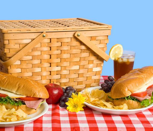 Bocadillos y sándwiches para un picnic de primavera