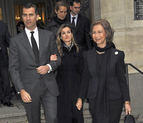 La Reina, los Príncipes de Asturias y la infanta Elena acompañan al duque de Soria en el funeral de su madre